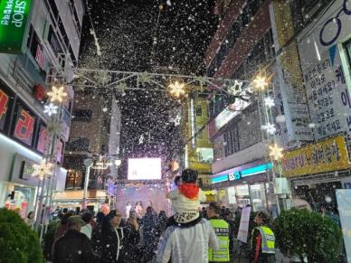 창원 창동거리, 눈꽃 흩날리는 겨울 축제로 북적