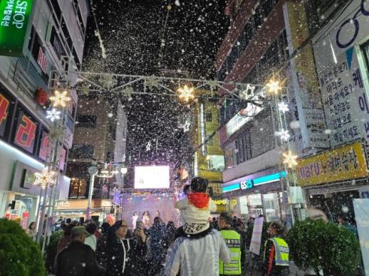 창원 창동거리, 눈꽃 흩날리는 겨울 축제로 북적