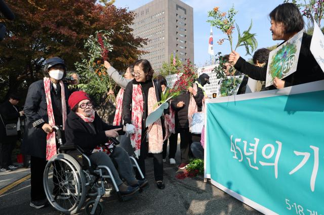 지난 7일 서울 서초구 서울중앙지법 인근에서 5·18민주화운동 피해 증언자 모임 열매가 기자회견을 연 가운데 5·18 성폭력 피해자 성수남 할머니가 눈물을 훔치고 있다 사진연합뉴스