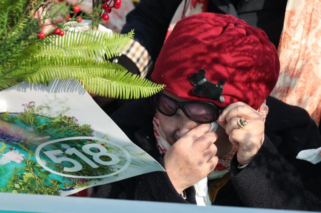 지난 7일 서울 서초구 서울중앙지법 인근에서 5·18민주화운동 피해 증언자 모임 열매가 기자회견을 연 가운데 5·18 성폭력 피해자 성수남 할머니가 눈물을 훔치고 있다 사진연합뉴스