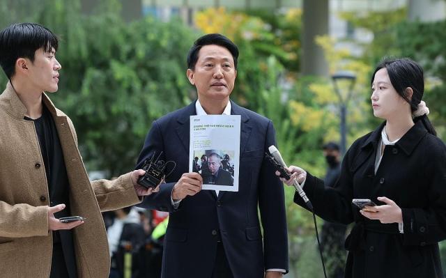 오세훈 서울시장이 8일 여론조사비 대납 의혹을 수사하는 민중기 특별검사팀의 사무실이 마련된 서울 KT광화문빌딩 웨스트에 조사를 받기 위해 출석하고 있다 사진연합뉴스