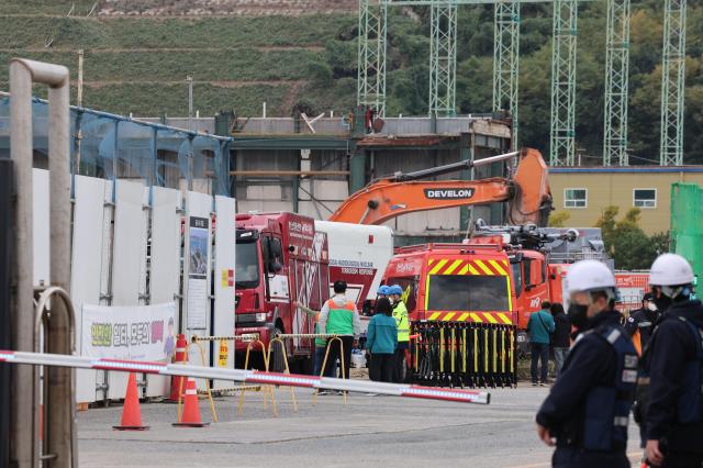 한국동서발전 울산발전본부 울산화력발전소 보일러 타워 붕괴 사고 사흘째인 8일 오전 119 구조대 차량이 발전소 후문을 통과하고 있다 사진연합뉴스