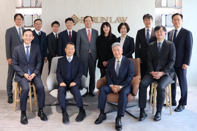 앞줄 왼쪽부터 반시계방향으로이경섭 고영한 대표 변호사 석호철 강주헌 그룹장 두번째줄 문다인 이지연 천재민 안선영 이재숙 반정모 고일광 박선민 변호사 사진법무법인 바른

세번째줄 신유섭 권오준 김영진 이동현 우현수 김유희 변호사입니다