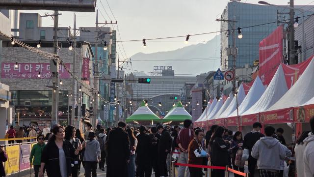 7일 구미역 일대가 구미라면축제를 찾은 관광객들로 북적이고 있다 사진김현아 기자