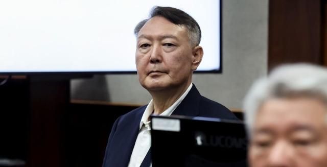 윤석열 전 대통령이 지난 9월 26일 서울 서초구 서울중앙지법에서 열린 특수공무집행방해 직권남용 권리행사방해 등 혐의 사건 1차 공판에 출석해 있다 사진연합뉴스