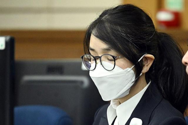 도이치모터스 주가조작 혐의와 통일교 금품수수 의혹 등으로 구속기소 된 김건희 여사가 9월 24일 서울 서초구 서울중앙지법에서 열린 첫 재판에 출석해있다 사진연합뉴스