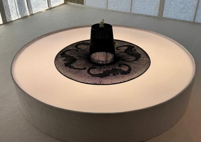 한국공예전 미래유산에 전시돼 있는 박창영 갓일 장인의 박쥐 문양 갓 대나무 죽사 견사 사 옥 60x26cm 1988 사진강상헌 기자