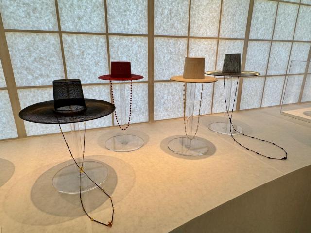 한국공예전 미래유산에 전시돼 있는 가무형유산 갓일입자장 보유자 박창영과 5대째 전승자이자 그의 아들인 박형박 작가의 갓 공예품들 사진강상헌