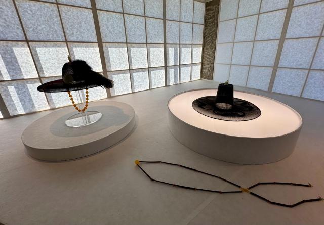 한국공예전 미래유산에 전시돼 있는 박창영 갓일 장인의 죽전립 대나무 죽사 옥 공작깃털 505x175cm 2000왼쪽과 박쥐 문양 갓 대나무 죽사 견사 사 옥 60x26cm 1988 사진강상헌 기자