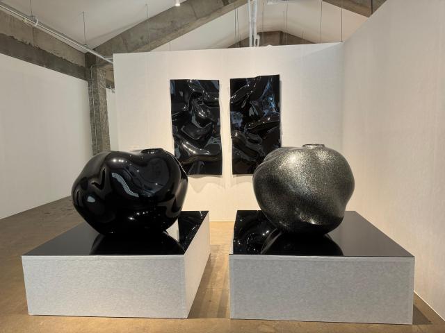 옻칠 공예가 정해조 작가의 최근작 나전 흑광율 삼베에 옻칠 나전70x70x70cm 흑칠 70x80x70cm 2022과 뒤편에는 적청광율 삼베에 옻칠 각 70x150x138cm 2025의 모습 사진강상헌 기자