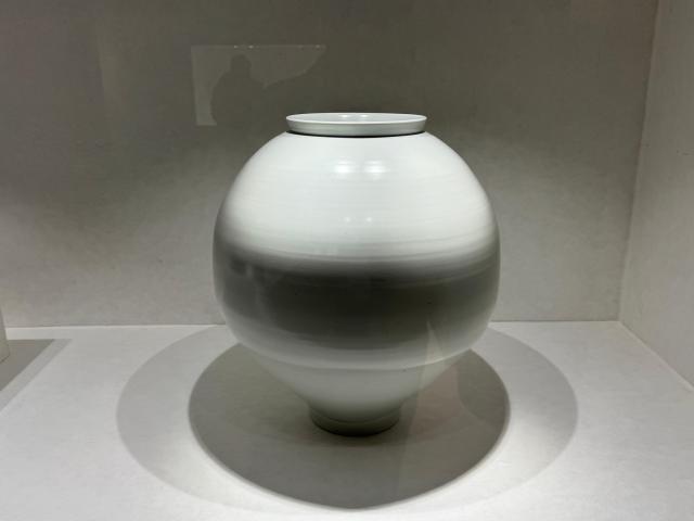 김익영 작가의 백자 달항아리 백자토 47x515cm 2023 사진강상헌 기자