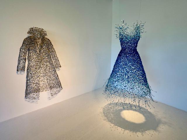 금기숙 작가의 순환되는 아름다움Ⅱ 검은 철사 베이지 단추 80x50x120cm 2025왼쪽와 순환되는 아름다움Ⅰ 검은 철사 파란 스펀지 구슬 리본 100x40x125cm 2025 사진강상헌 기자