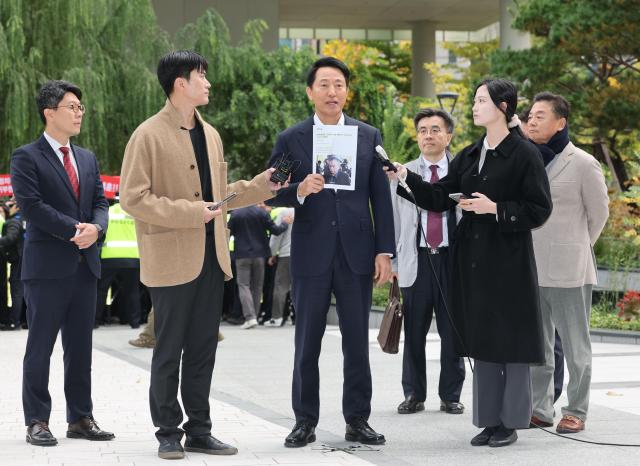 오세훈 서울시장이 8일 여론조사비 대납 의혹을 수사하는 민중기 특별검사팀의 사무실이 마련된 서울 KT광화문빌딩 웨스트에 조사를 받기 위해 출석하고 있다 사진연합뉴스