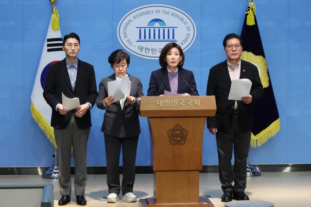 국민의힘 소속 국회 법제사법위원회 의원인 박준태왼쪽부터·조배숙·나경원·송석준 의원이 9일 서울 여의도 국회 소통관에서 검찰의 대장동 개발 비리 사건의 항소 포기에 대한 대통령실 개입 등 윗선 지시 의혹을 제기하고 있다 사진연합뉴스