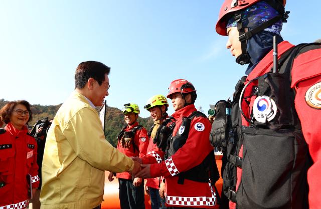 이재명 대통령이 6일 강원도 원주 산림항공본부에서 산불진화 관ㆍ군 합동훈련 참관에 앞서 대원들을 격려하고 있다사진연합뉴스