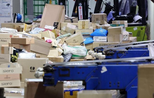 택배가 쌓여 있는 물류센터 사진연합뉴스