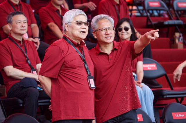 8일 대만 신주新竹에서 열린 TSMC 연례 체육대회 행사에 참석한 웨이저자왼쪽 TSMC 최고경영자CEO와 젠슨 황 엔비디아 CEO 사진CNA AFP연합뉴스