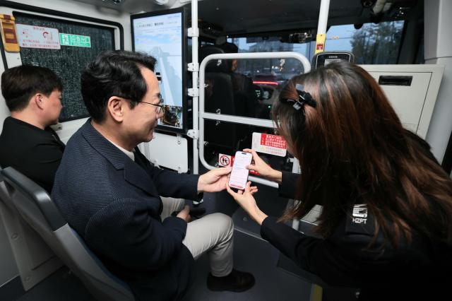 정명근화성특례시장이 항저우시 공공교통 유한회사를 방문하여 자율주행 시스템을 체험하고 있다 사진화성시