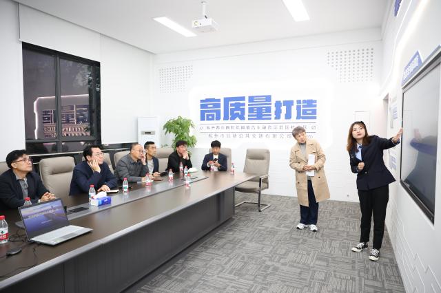 정명근화성특례시장이 항저우시 공공교통 유한회사를 방문하여 자율주행 실증도시 운영에 대한 설명을 듣고 있다 사진화성시