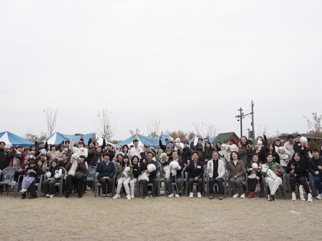 8일 미사아일랜드 펫존에서 열린 ‘2025 하남시 반려동물 문화축제’에서 반려인과 반려견들이 기념촬영을 하고 있다 사진하남시
