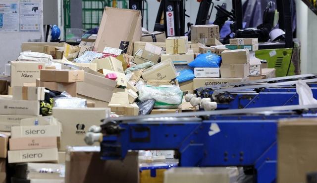 택배가 쌓여있는 물류센터 모습이다 사진연합뉴스