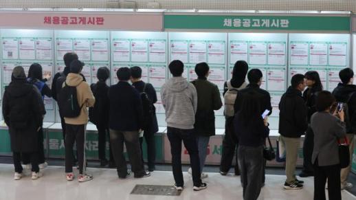 정년 1년 늦추면 정규직 5만명 은퇴 유예…청년 실업 충격도 고려해야