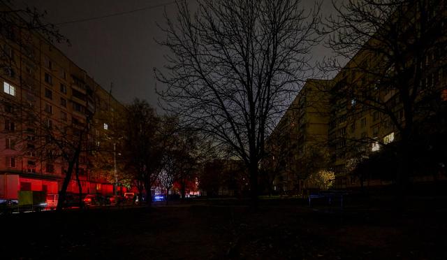 8일현지시간 러시아의 공습으로 정전이 발생한 우크라이나 북동부 하르키우의 거리 모습 사진EPA·연합뉴스