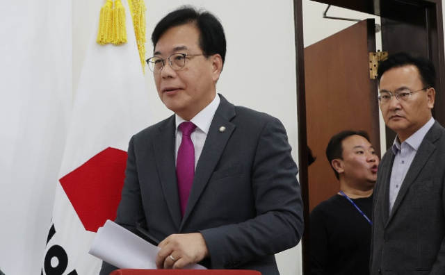 국민의힘 송언석 원내대표와 유상범 원내운영수석부대표가 9일 서울 여의도 국회에서 검찰의 대장동 개발 비리 사건 항소 포기 등 현안 관련 기자간담회에 참석하고 있다 사진연합뉴스