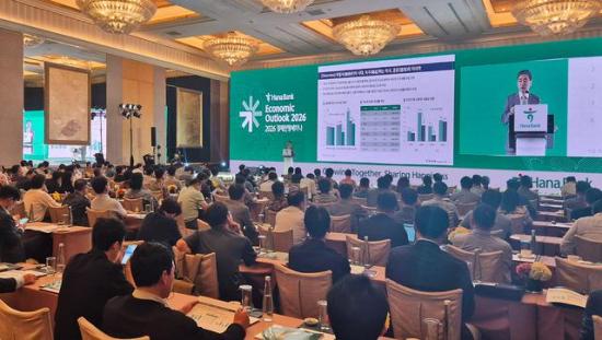 하나은행이 인도네시아 자카르타시 물리아 스나얀 자카르타 호텔Hotel Mulia Senayan에서 교민들을 대상으로 ‘해외로 찾아가는 패밀리오피스 세미나’를 진행하고 있다 사진하나은행
