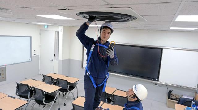 삼성전자서비스 직원들이 수능 시험장 시스템에어컨 사전 점검을 진행하고 있다 사진삼성전자서비스