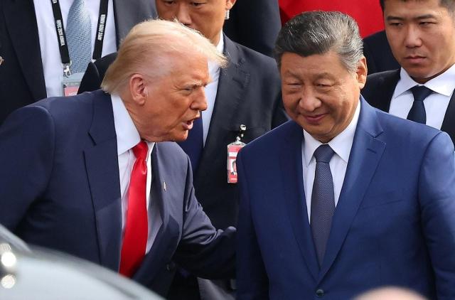 도널드 트럼프 미국 대통령과 시진핑 중국 국가주석이 지난달 30일 부산 김해공군기지 의전실 나래마루에서 미중 정상회담을 마친 뒤 회담장을 나서며 대화하고 있다 사진연합뉴스