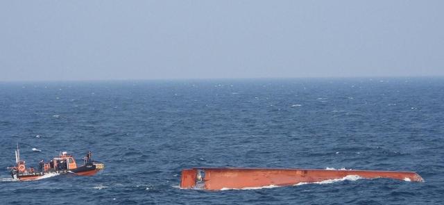 9일 오전 전남 신안군 가거도에서 약 81㎞ 떨어진 서해 공해상에서 98t급 중국어선 A호가 전복돼 해경이 구조작업을 벌이고 있다 사진목포 해경 연합뉴스 제공