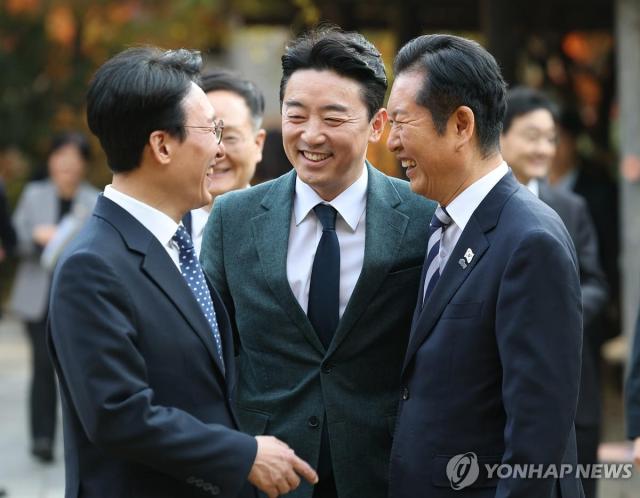 9일 서울 종로구 총리공관에서 열린 고위당정협의회에서 김민석 국무총리가 강훈식 대통령 비서실장 더불어민주당 정청래 대표와 인사를 나누고 있는 모습이다 사진연합뉴스