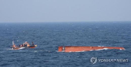 해경, 중국어선 전복 사고 실종자 야간 수색 이어가