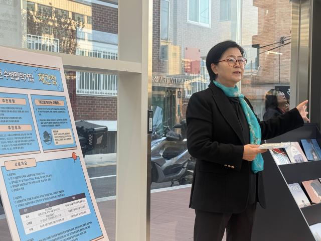 이순희 구청장이 지난 6일 우이천 수변활력거점 재간정에서 강북형 웰니스 관광사업을 설명하고 있다 사진박자연 기자
