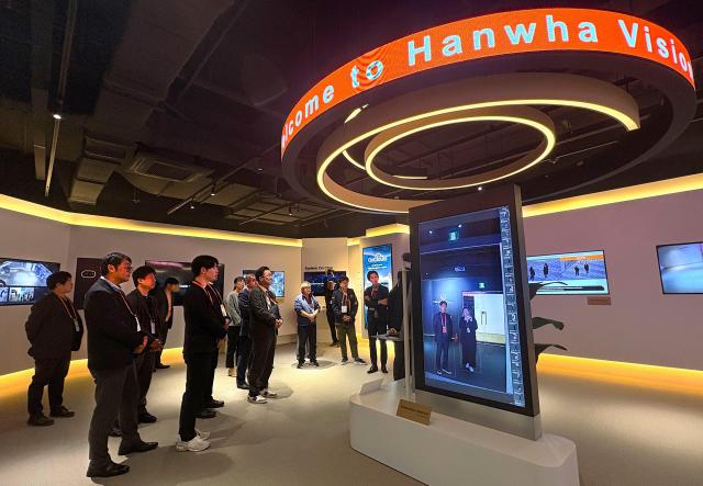 한화비전의 일본 우수 파트너들이 본사 기술 체험관을 둘러보고 있다 사진한화비전