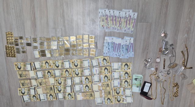 국세청이 고액상습체납자를 대상으로 현장 수색을 통해 징수한 5만원권 다발과 금괴사진국세청