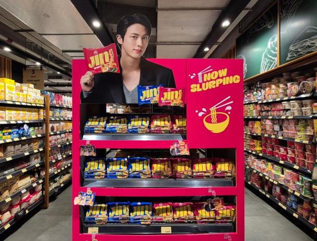 오뚜기 할랄 진라면 인도네시아 현지 대형마트 내 전용 매대 사진오뚜기 