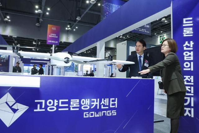 이동환 고양시장왼쪽이 드론·도심항공모빌리티 박람회’에서 고양드론앵커센터 섹터를 방문하고 있다 사진고양시