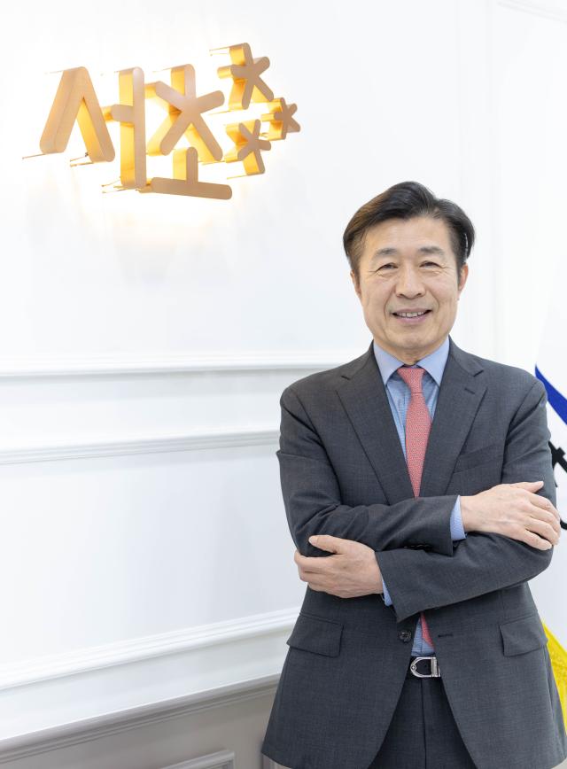 전성수 서초구청장이 포즈를 취하며 웃어보이고 있다 사진유대길 기자 dbeorlf123ajunewscom