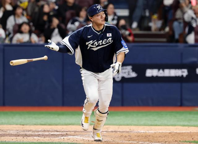 9일 오후 서울 구로구 고척스카이돔에서 열린 2025 네이버 K-BASEBALL 시리즈 대한민국과 체코의 평가전 9회초 무사 1루 이재원이 투런홈런을 쏘아올리고 있다 사진연합뉴스
