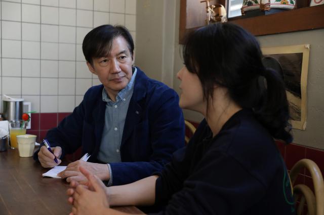 조국혁신당 전당대회 당대표에 출마하는 조국 전 비대위원장이 ‘민생과 청년’을 강조하며 첫 공식 일정으로 청년 자영업 당원을 만났다 사진조국혁신당 공보국 제공