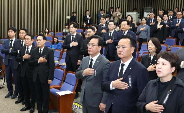 장동혁 국민의힘 대표 송언석 원내대표를 비롯한 의원들이 4일 서울 여의도 국회에서 열린 의원총회에서 국기에 경례를 하고 있다 사진연합뉴스