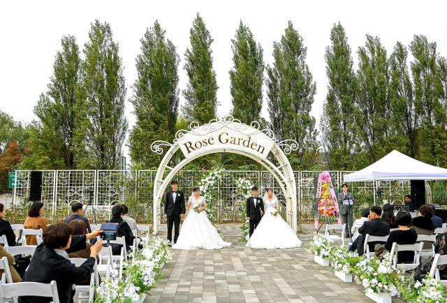 KB증권은 지역사회 돌봄 실천을 위해 지난 8일 광나루한강공원 장미원에서 진행된 한강 야외결혼식을 지원했다고 10일 밝혔다 사진KB증권