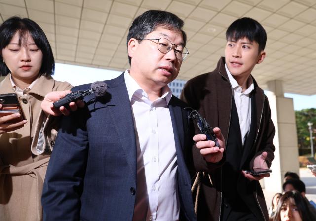 노만석 검찰총장 직무대행이 10일 서울 대검찰청으로 출근하며 취재진의 질문을 받고 있다 사진연합뉴스