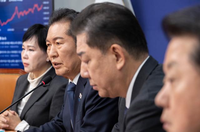 정청래 대표가 10일 국회에서 열린 최고위원회의에서 발언하고 있다 사진연합뉴스