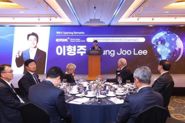 이형주 한국전기산업연구원 이사장이 개회사를 하고 있다 