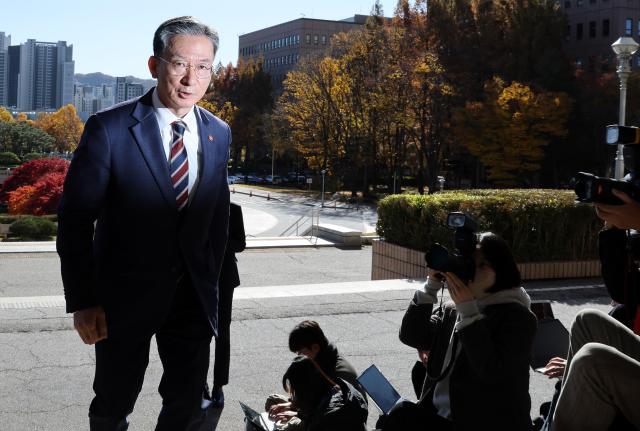 정성호 법무부 장관이 10일 오전 정부과천청사 법무부로 출근하며 검찰의 대장동 항소 포기 결정과 관련한 입장을 밝힌 후 이동하고 있다 20251110 사진연합뉴스