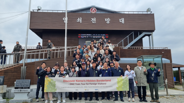 비무장지대DMZ 평화관광 체험 행사 참여자들이 열쇠전망대 앞에서 기념촬영을 하고 있다 사진그랜드코리아레저