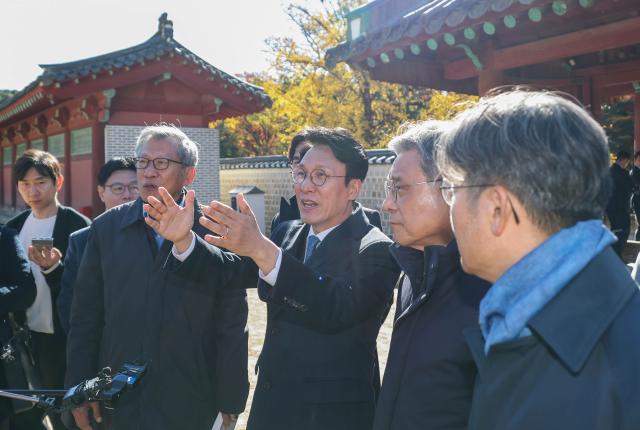 김민석 국무총리오른쪽 세 번째가 10일 서울시의 종묘 앞 고층건물 허용과 관련해 허민 국가유산청장 유홍준 국립중앙박물관장 등과 함께 종로구 종묘를 방문 외부 조망을 점검하고 있다 사진연합뉴스
